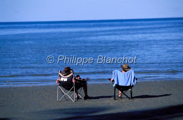 australie queensland 11.JPG - Couple d'Australiens sur la plage scrutant l'horizonCap TribulationQueenslandAustralie